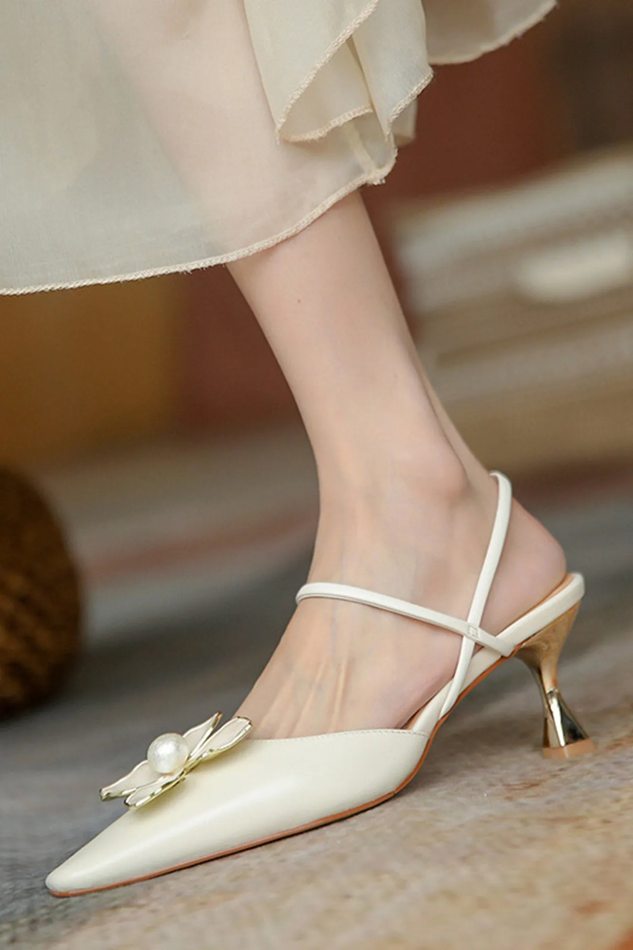 Amozae-Pearl Flower Pointed-Toe Pumps